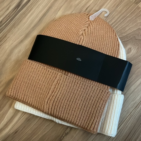 2 Super Soft Steve Madden Winter Hats - Picture 3 of 3